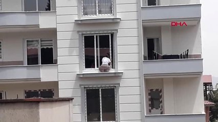 GAZİANTEP ÖNLEM ALMADAN CAM SİLEN KADINLAR KORKUTTU