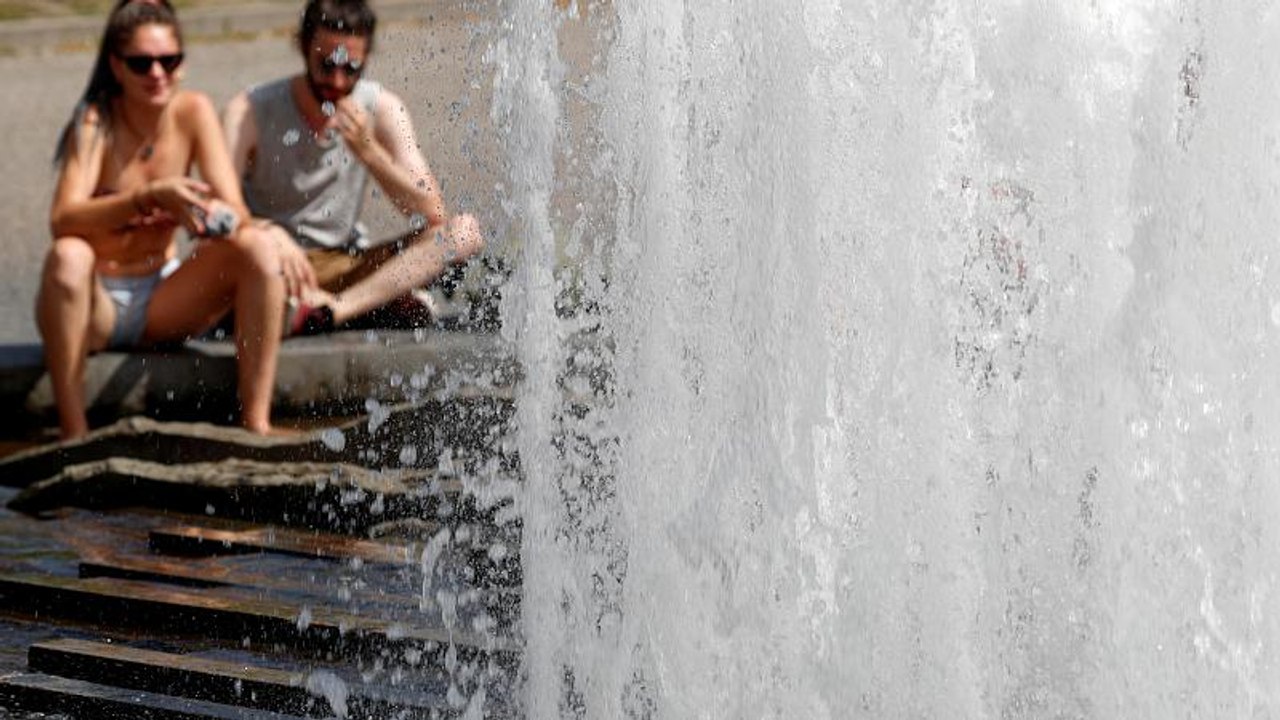 Statt Sonnencreme: Mann schmiert sich Eis ins Gesicht