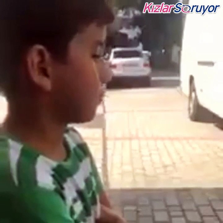 İlk okulda istenen oyun hamuruna isyan eden çocuk