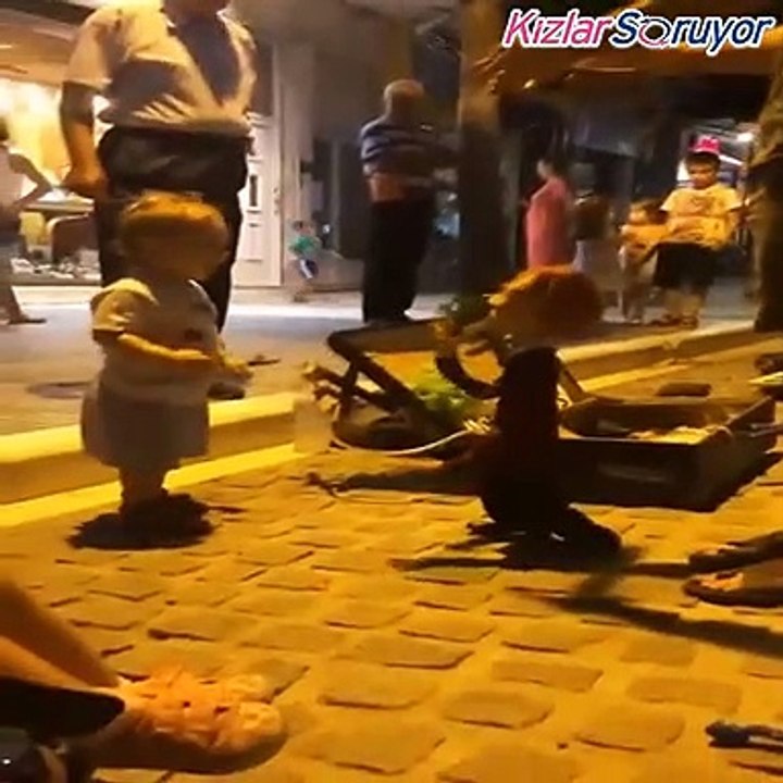 Kukla ile bağ kuran bebek