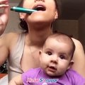 Makyaj yapan annesini izleyen bebek