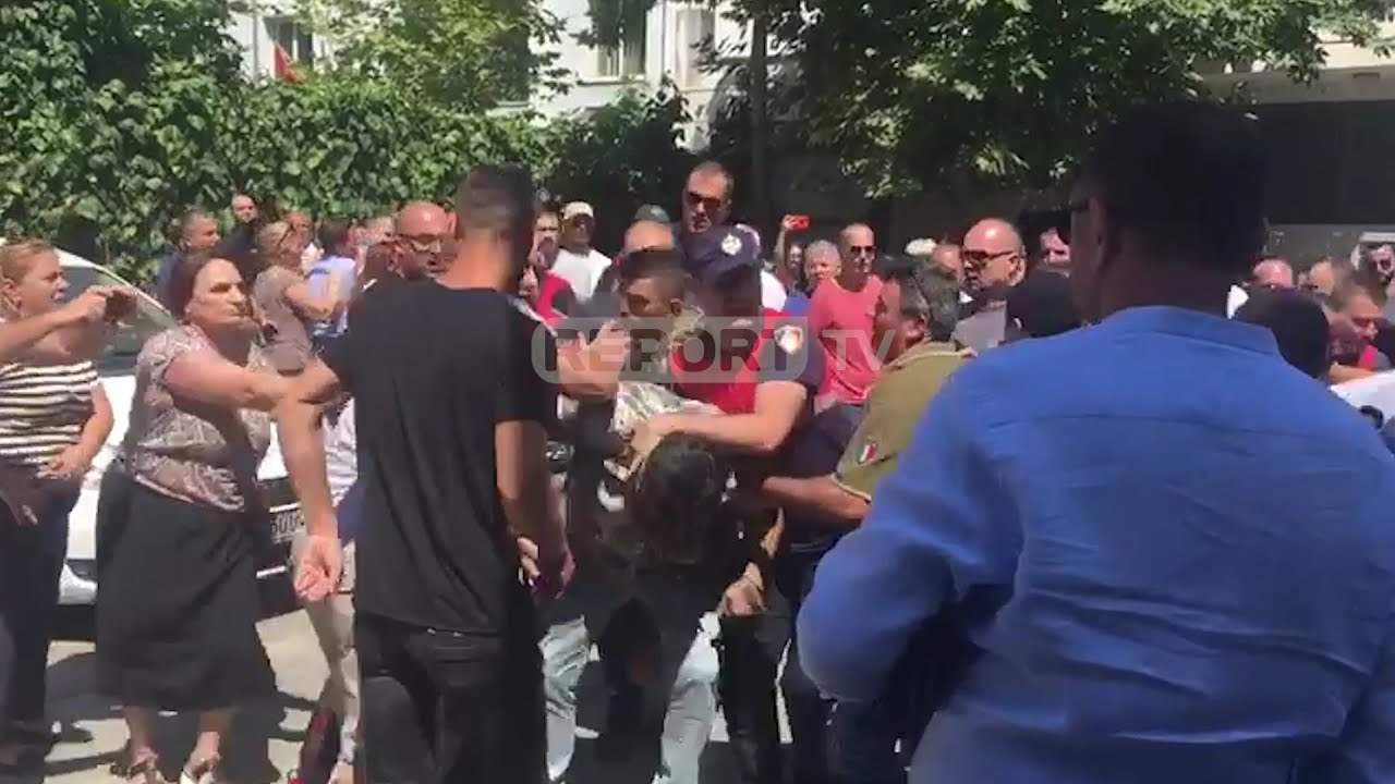 Report TV - Tensione në Gjykatën e Tiranës, momenti kur policia ndalon dy nga banorët e 'Astirit'