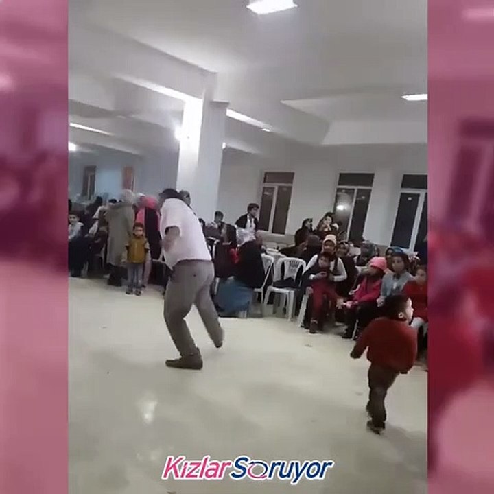 Çılgınca dans eden adam