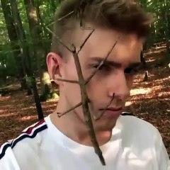 Surprenant ! Regardez comment cet homme laisse un insecte Tirachoidea lui marcher sur le visage
