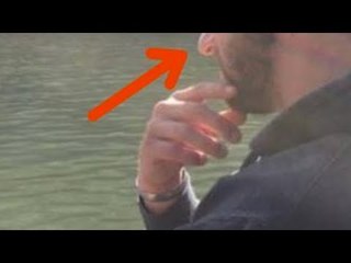 Un étranger entend ce que cette maman murmure à l'oreille de sa fille de 7 ans