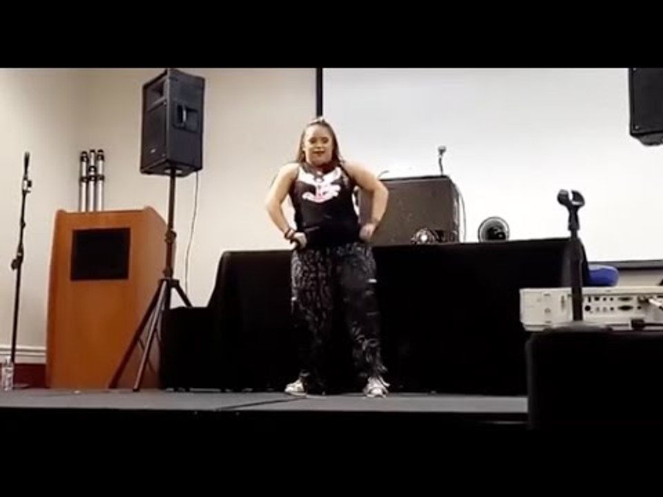 Cette jeune fille est la toute première prof de zumba atteinte de trisomie 21