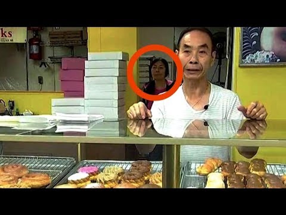 Lorsque la femme du boulanger n'est plus dans le magasin, les clients se doutent de quelque chose.