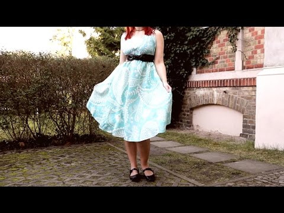 Dobre 4 vezes, corte 3 vezes e não precisa costurar. Vestido pronto!