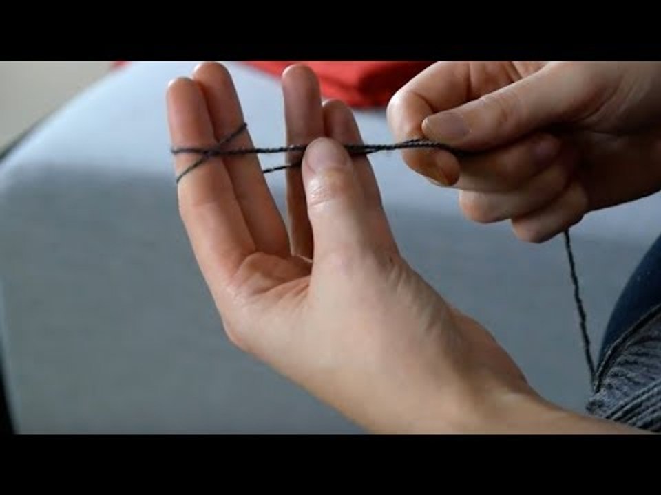 Como fazer um poncho de lã usando apenas as mãos. Incrível!