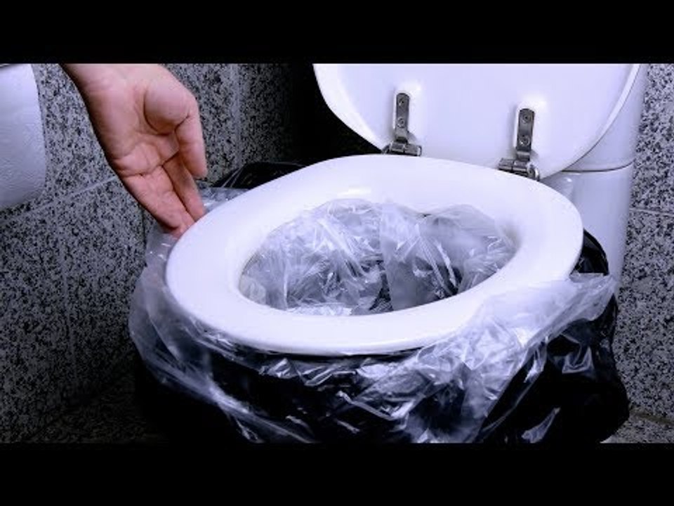 Coloque um saco de lixo grande e um pequeno na privada. Essa é a salvação em caso de emergência.