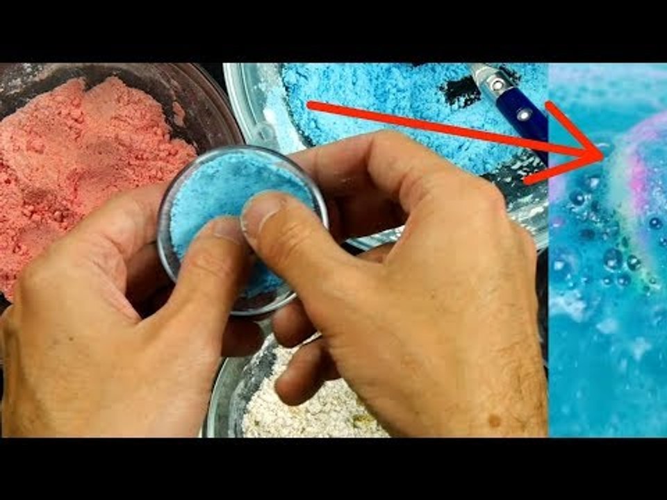 Parece areia colorida. E quando você a coloca na água, é uma festa!