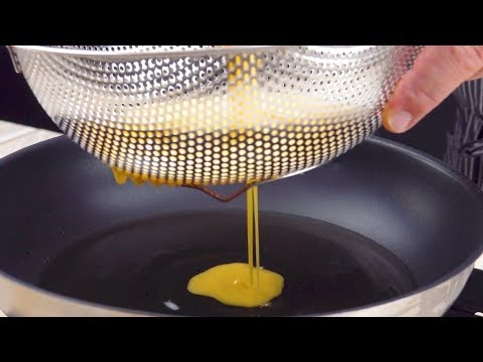 Passe 3 ovos pela peneira. Depois use um palito e... pronto! Delicioso!