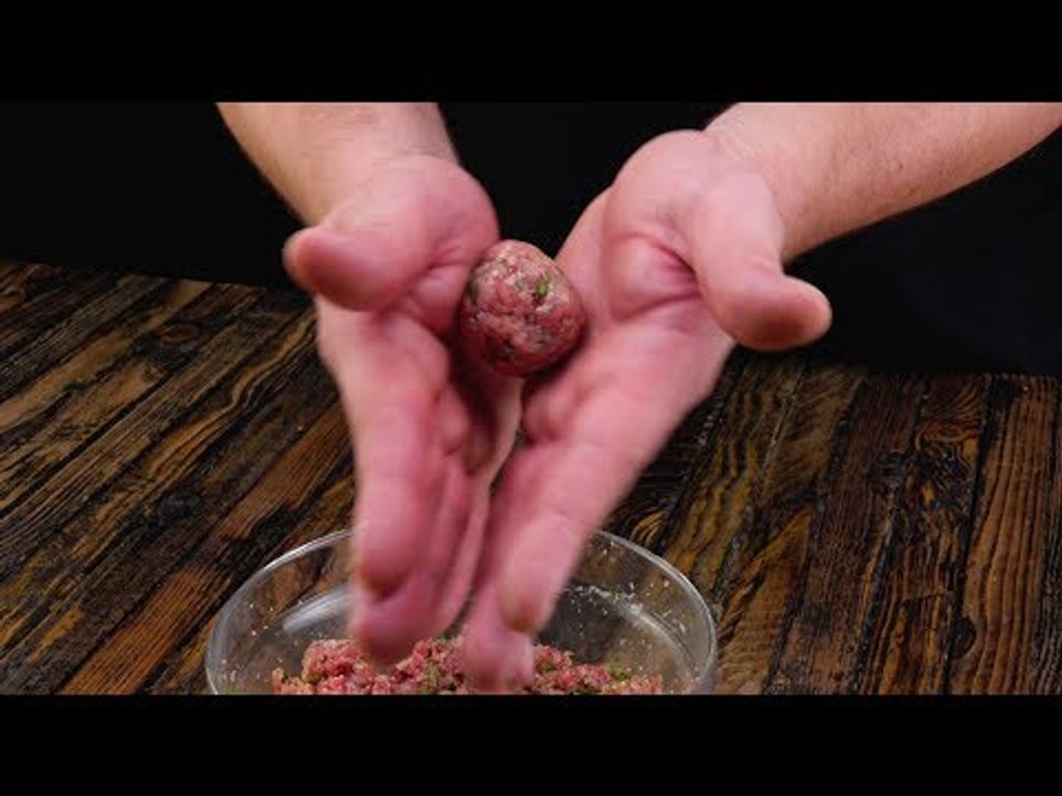La pizza aux spaghettis et boulettes est la meilleure recette de pizza de l'année !