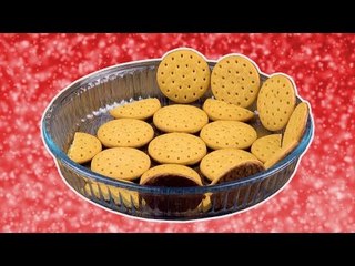 Déposez des biscuits ronds dans le fond d'un moule et recouvrez de crème