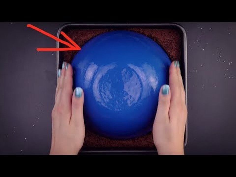 Appuyez sur un gâteau avec un bol. C'est génial !