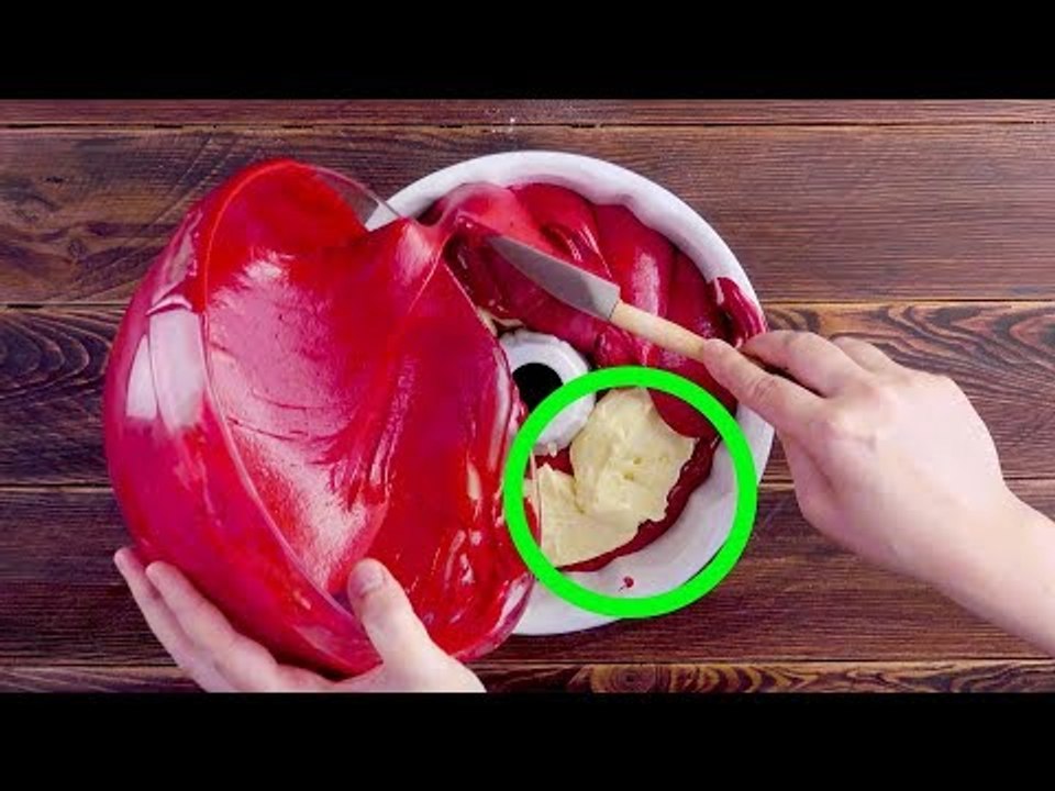 Remplissez le moule de 3 couches de pâte et de garniture. Cuisez tout en une seule étape !