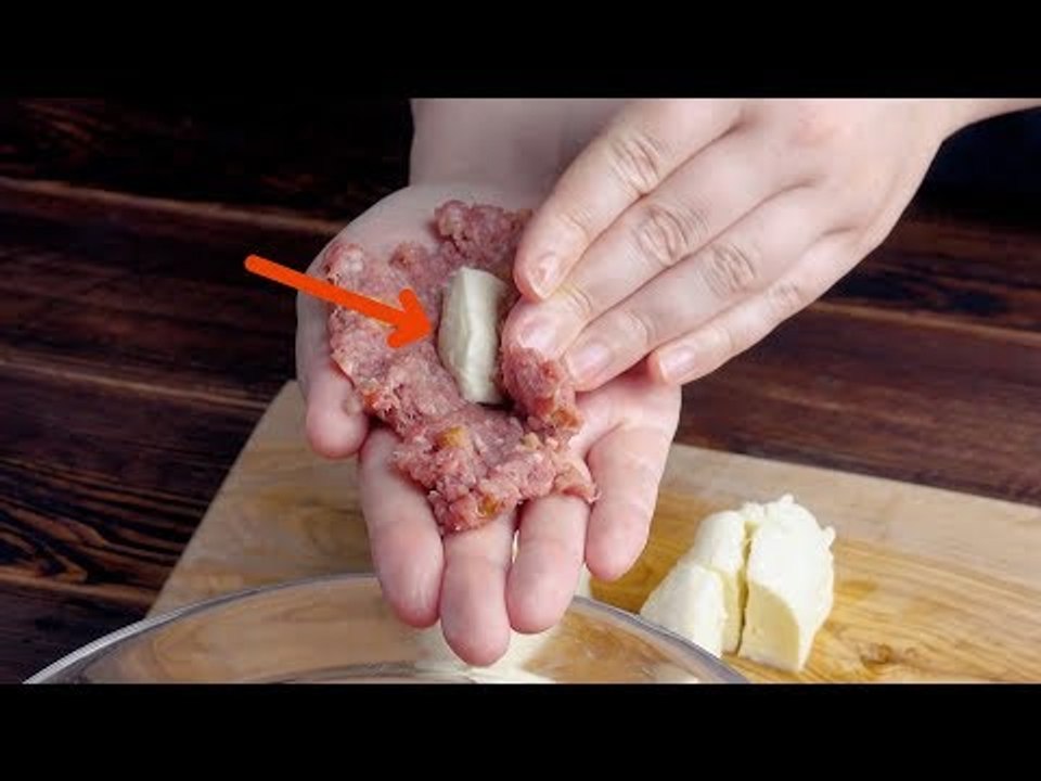 L'ingrédient secret de ces boulettes de viande spéciales est caché au milieu. La paradis !