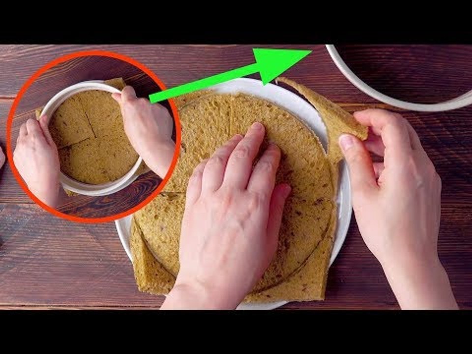 Une femme place son sandwich dans un moule à charnière. Brillant !
