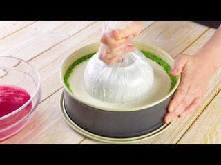 Elle arrache le bol du moule à gâteau. Ce qu'elle fait ensuite est un spectacle culinaire !