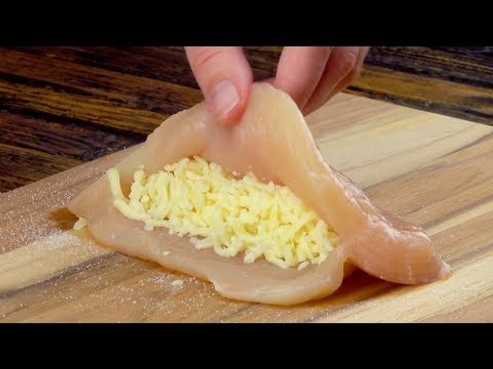 Farcissez le poulet de fromage et refermez le tout. Facile, mais délicieux !