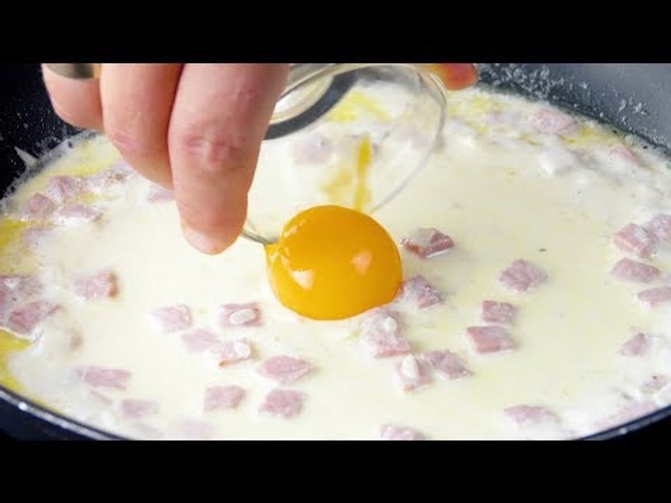 Jetez le jaune d'oeuf dans la poêle ! Ça va être un déjeuner exotique !