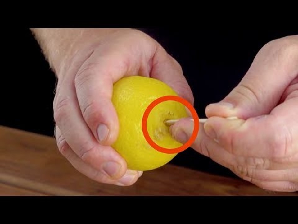 Enfoncez le cure-dent dans le citron