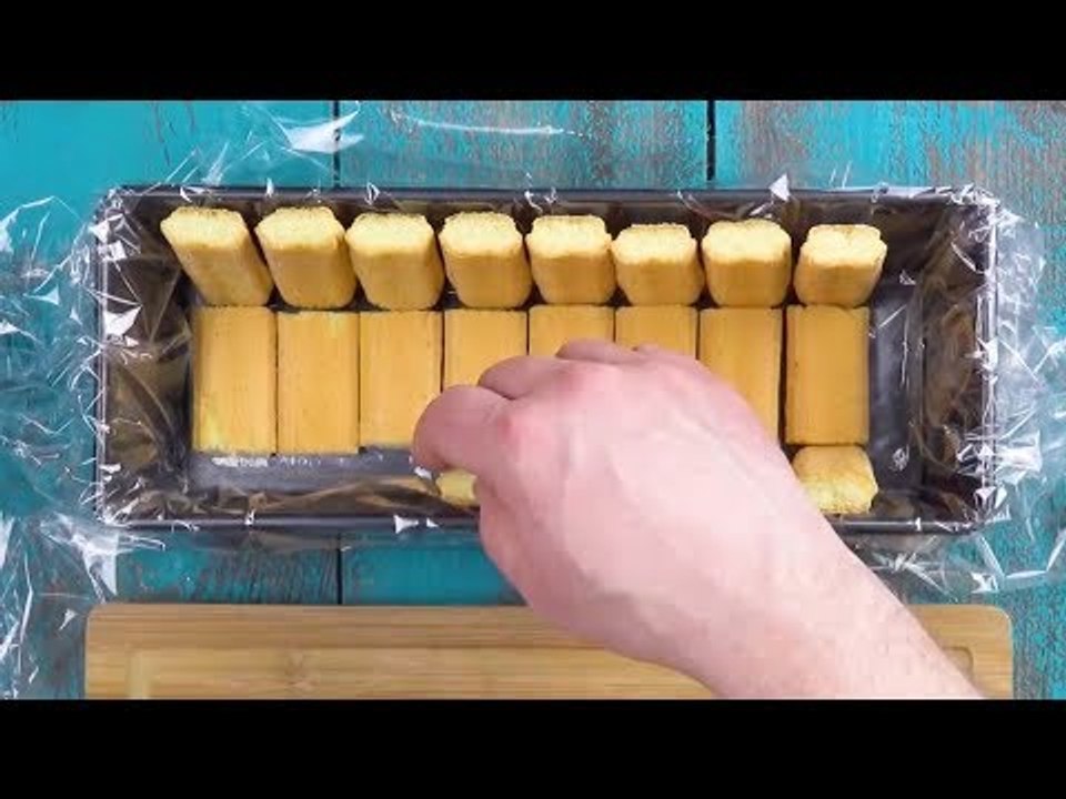 Déposez les morceaux de gâteau dans le fond du moule. Ensuite, remplissez le tout.