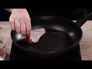 Le poulet au parmesan sort de la poêle avec une sauce tomate différente