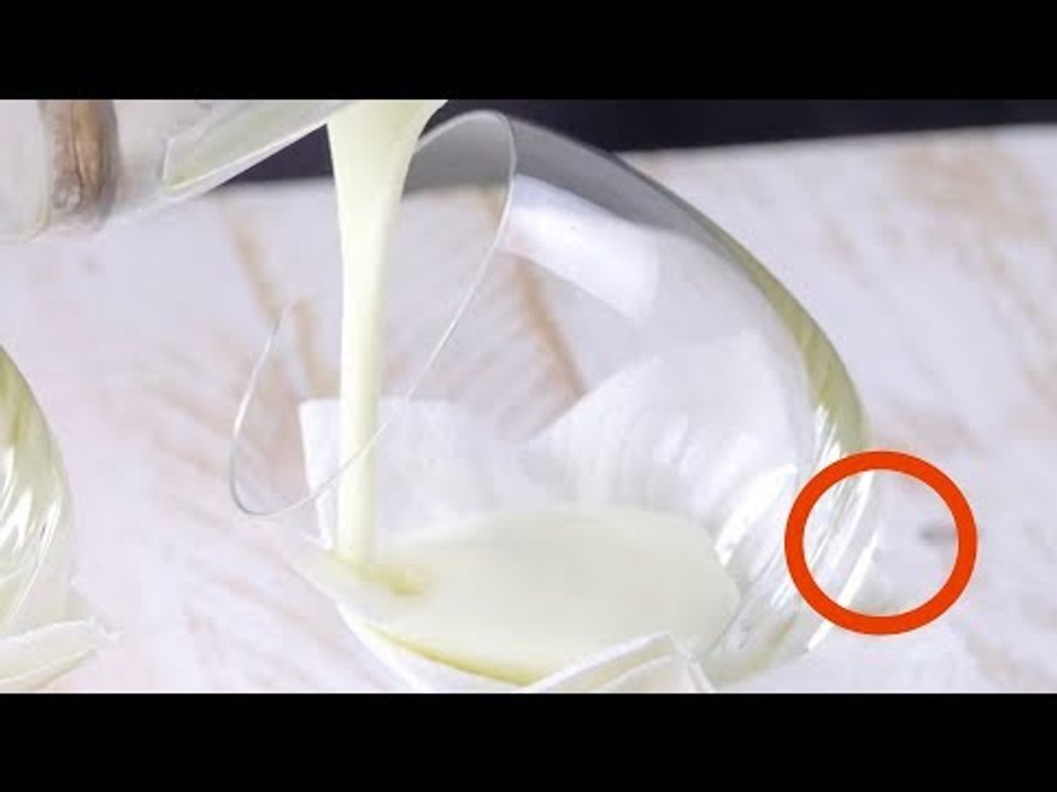 Posez le verre EXACTEMENT COMME ÇA et versez-y le liquide blanc. Cela fera la différence !