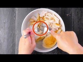 Faites cuire 3 blancs de poulet et émiettez la viande à la fourchette. Ça va être génial !