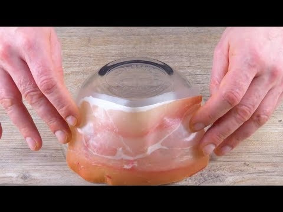 Collez le jambon sur un bol. La magie se produit dans le four.