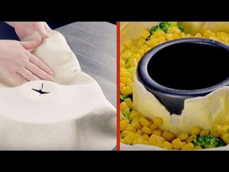 Déposez les légumes dans le moule à gâteau. La consécration ? C'est la pâte !