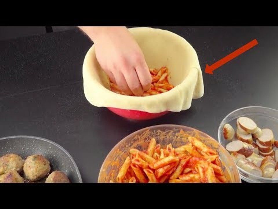 Utilisez un couteau pour couper la pâte ! Quand vous verrez la farce, vous allez halluciner.