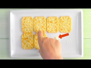 Collez 8 TUC avec de la mayonnaise dans l'assiette ! Les 6 oeufs rendent le tout délicieux.