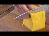 Prenez un couteau et coupez le cube jaune exactement comme ça. C'est hyper bon !