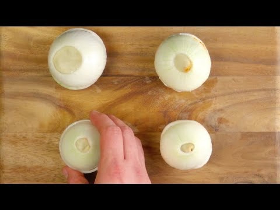 Posez 4 oignons sur le plan de travail. Après une heure au congélateur, ça vous réchauffera le coeur