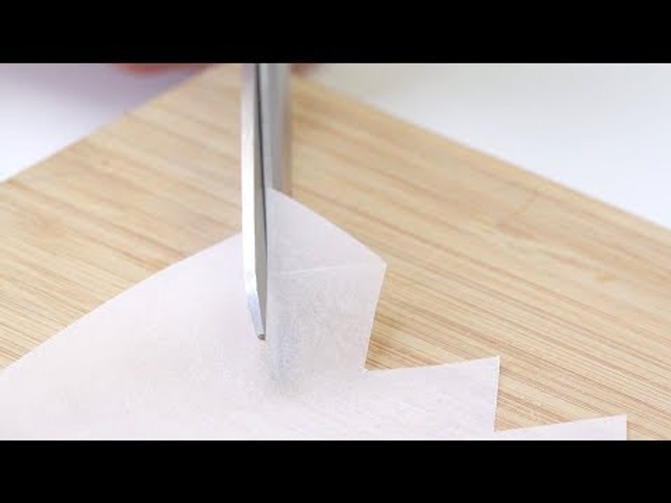 Découpez des petits triangles dans le papier sulfurisé. Les invités seront étonnés !