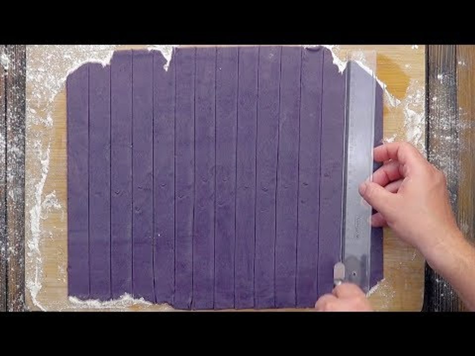 Coupez la pâte violette avec une roulette à pizza et une règle. Ce qui entre vous ravira.