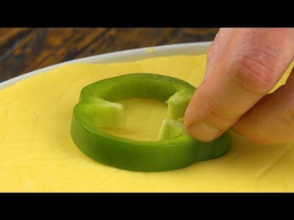 Pressez fermement les poivrons sur la surface. Il ne restera rien dans l'assiette !