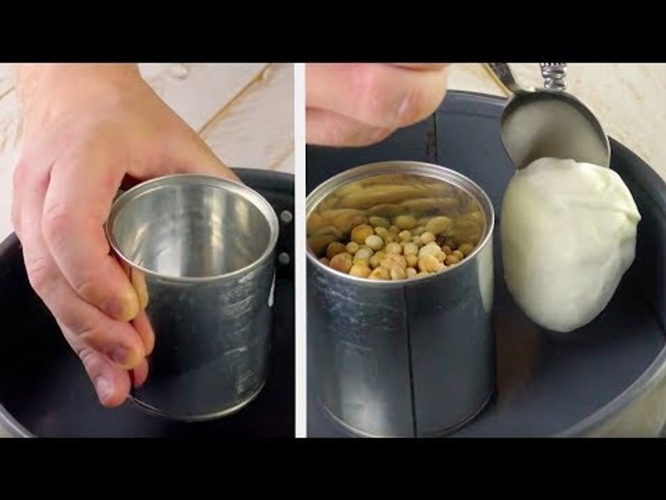 Placez une boîte de conserve vide dans la casserole. La surprise arrive à la fin.