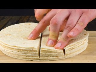 Empilez 10 tortillas les unes sur les autres et les couper en 4 lanières. Mettez-les dans le...