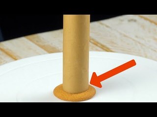 Placez le papier sulfurisé sur le biscuit. Après 20 minutes au congélateur, vous serez étonné.