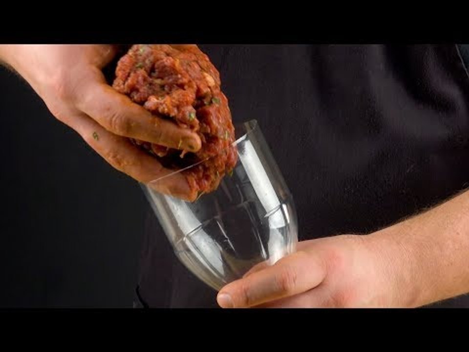 Mais qu'est-ce qu'il fait avec cette bouteille de Coca ? C'est hyper astucieux !