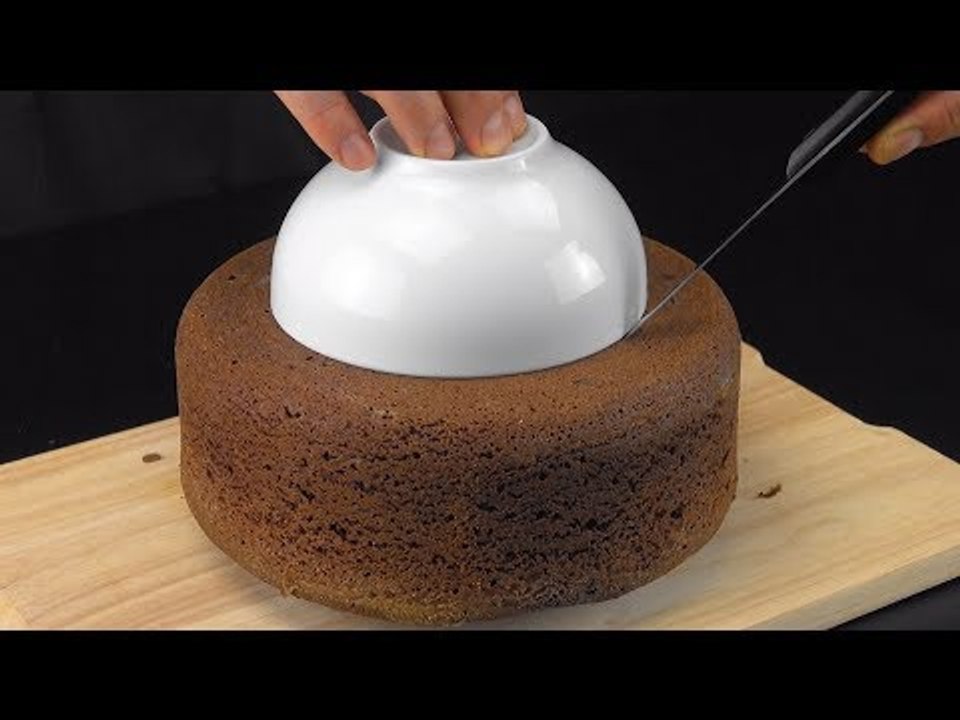 Retournez le bol et plantez le couteau ! Ce gâteau sera phénoménal !