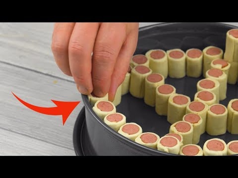 Coupez 6 saucisses en petits morceaux et empilez-les dans le moule à gâteau. Ça a l'air si génial !