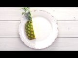 Déposez 1/4 d'ananas sur une assiette. Après quelques secondes...