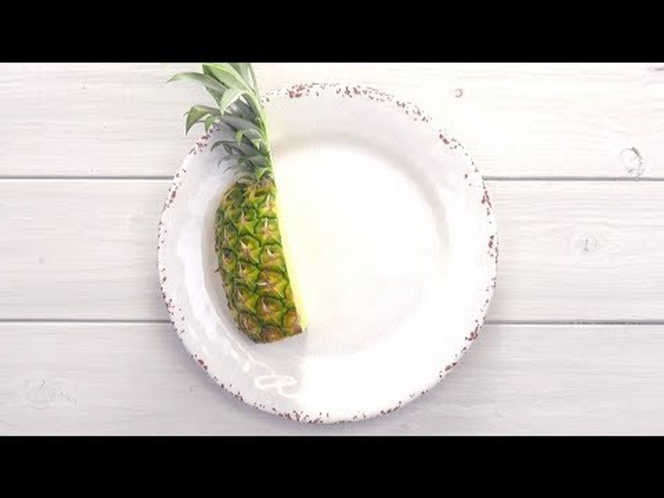 Déposez 1/4 d'ananas sur une assiette. Après quelques secondes...