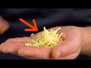 Ce que cet homme fait avec du fromage râpé est génial. Je n'y aurais jamais pensé !