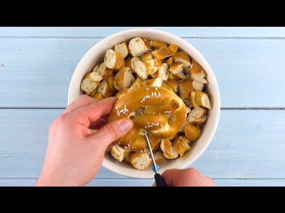 Il coupe des bretzels avec des ciseaux. Ce qui suit est tout bonnement délicieux !