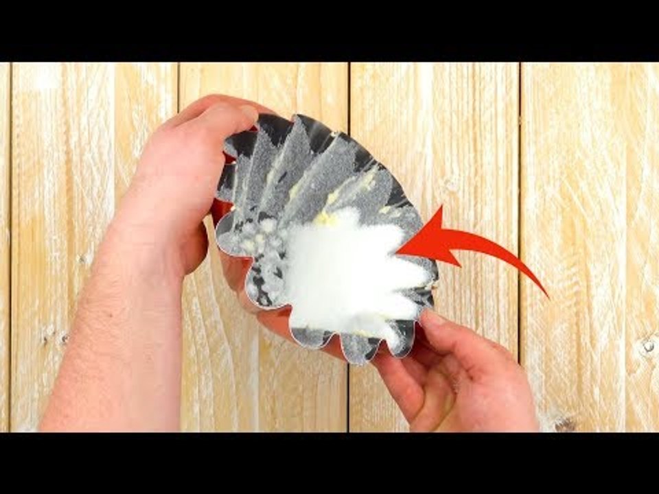Voilà pourquoi il verse tant de sucre dans le moule. Ce qui en sortira est délicieux.